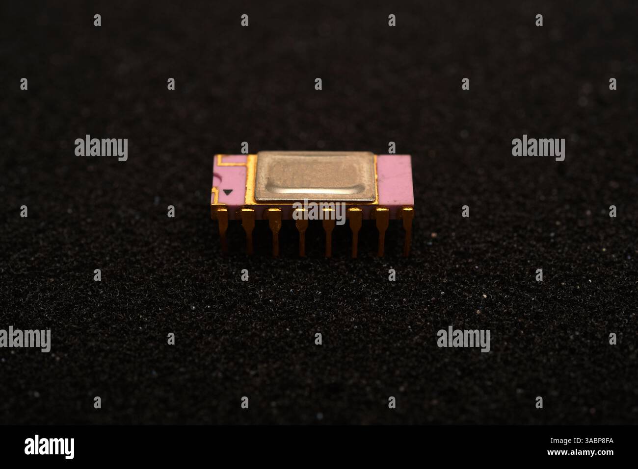 Il microcircuito è in schiuma nera. Un circuito integrato per i componenti elettronici della radio. Foto Stock