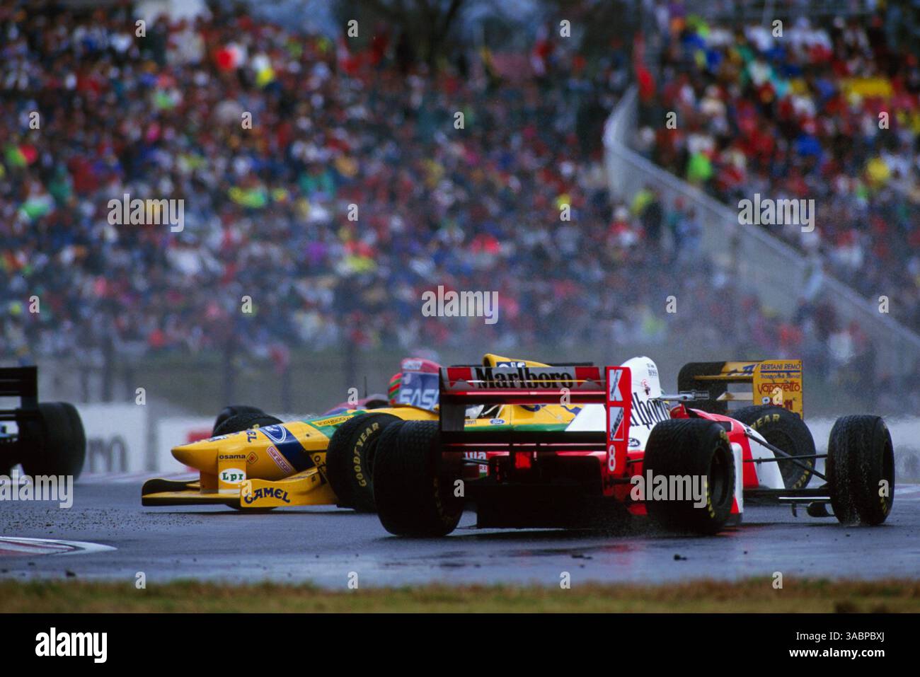 Ayrton Senna (BRA) McLaren Ford MP4/8 prende le mosse evitando l'azione mentre Michael Schumacher (GER) Benetton Ford B193 gira...Gran Premio del Giappone, Suzuka, Giappone, 24 ottobre 1993. (Immagine di credito: ©Sutton Motorsports/ZUMA Press) Foto Stock