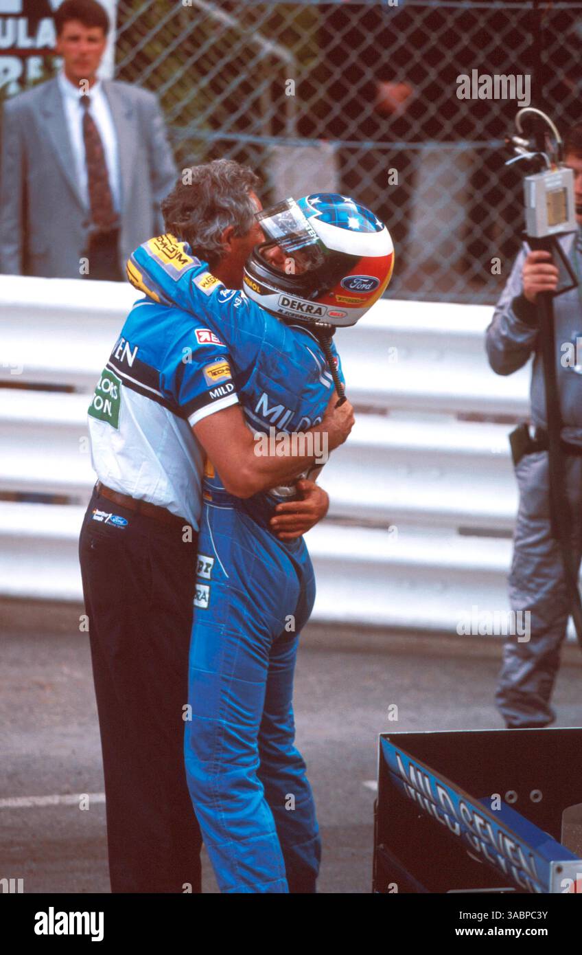 Il vincitore Michael Schumacher è stato abbracciato da Flavio Briatore (ITA) Benetton F1 Boss..Monaco GP, 15 maggio 1994 (Credit Image: ©Sutton Motorsports/ZUMA Press) Foto Stock