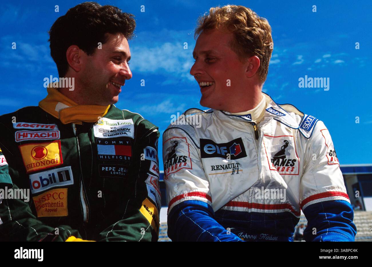 Johnny Herbert parla con Eric Bernard, a sinistra..European GP, Jerez, Spagna, 16 ottobre 1994 (Credit Image: ©Sutton Motorsports/ZUMA Press) Foto Stock