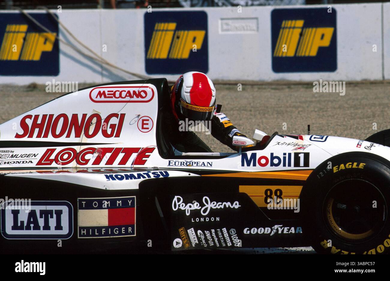 Dopo essere partito da un fantastico 4° posto la fortuna di Johnny Herbert si è conclusa con un incidente al primo angolo...GP d'Italia, Monza, 11 settembre 1994 (Credit Image: ©Sutton Motorsports/ZUMA Press) Foto Stock