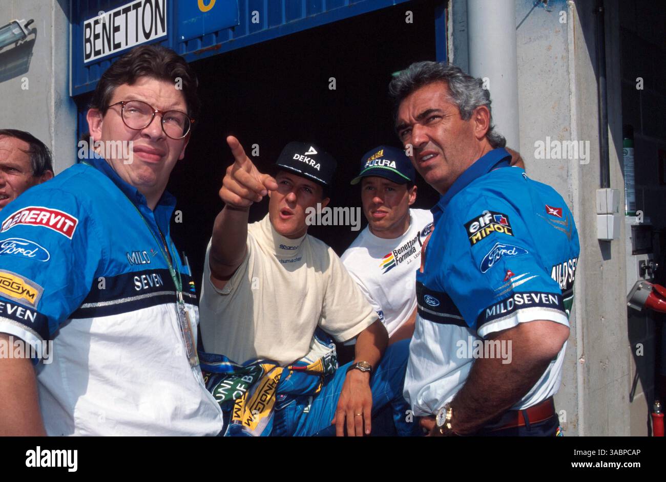 I membri del team Benetton (l-r) Ross Brawn, Michael Schumacher, J.J. Lehto e Flavio Briatore...GP di Spagna, Barcellona, 29 maggio 1994. (Immagine di credito: ©Sutton Motorsports/ZUMA Press) Foto Stock