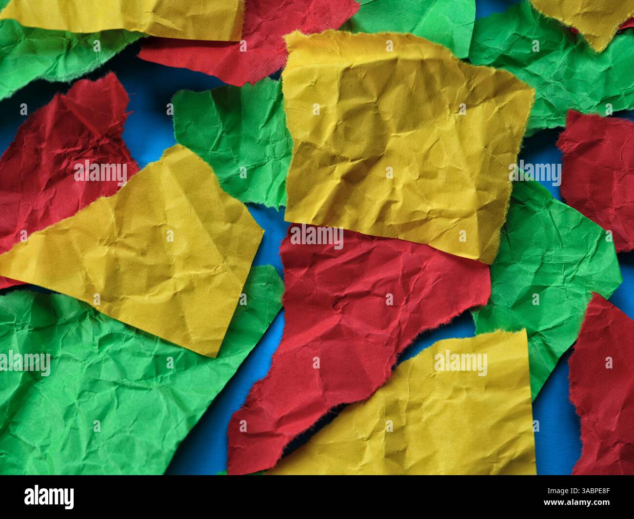 Pezzi colorati di carta strappata. Primo piano. Foto Stock
