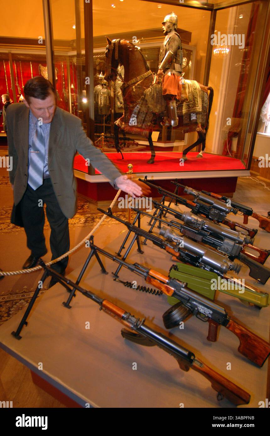 1 dic 2005 - Mosca, Russia - Mostra della mitragliatrice Kalashnikov nel museo del Cremlino. (Immagine di credito: © PhotoXpress/ZUMA Press) RESTRIZIONI: SOLO DIRITTI del Nord e del Sud America! Foto Stock