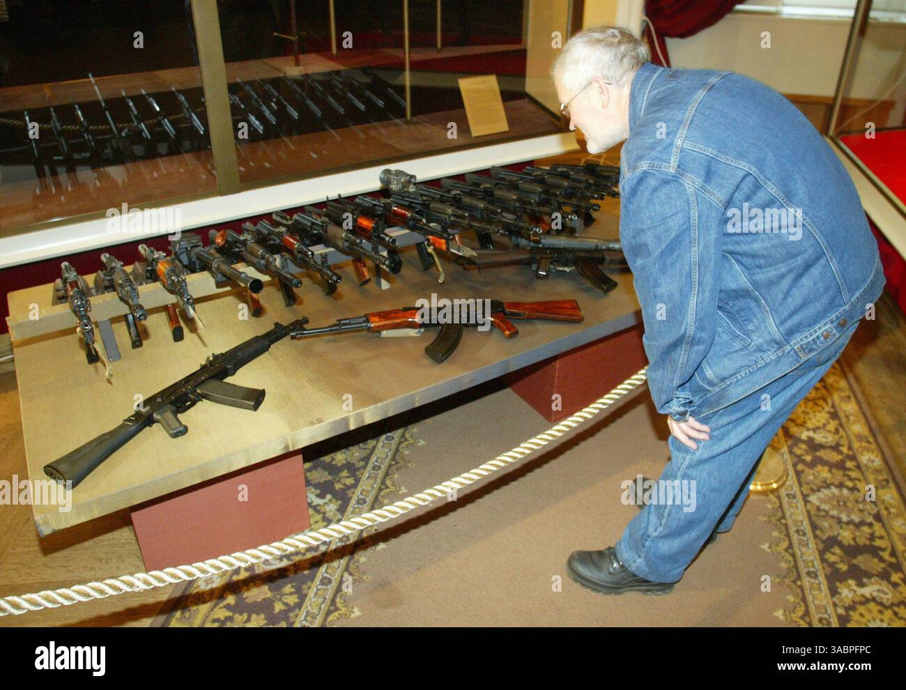 1 dic 2005 - Mosca, Russia - Mostra della mitragliatrice Kalashnikov nel museo del Cremlino. (Immagine di credito: © PhotoXpress/ZUMA Press) RESTRIZIONI: SOLO DIRITTI del Nord e del Sud America! Foto Stock