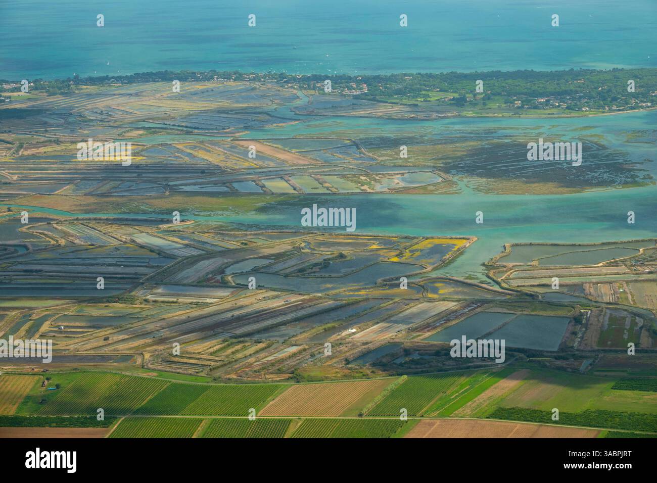 Francia, Charente-Maritime (17), Ile de Re Island, a nord dell'isola, paludi, riserva naturale Lilleau des Niges nella baia di Fier d'Ars (vista aerea) Foto Stock
