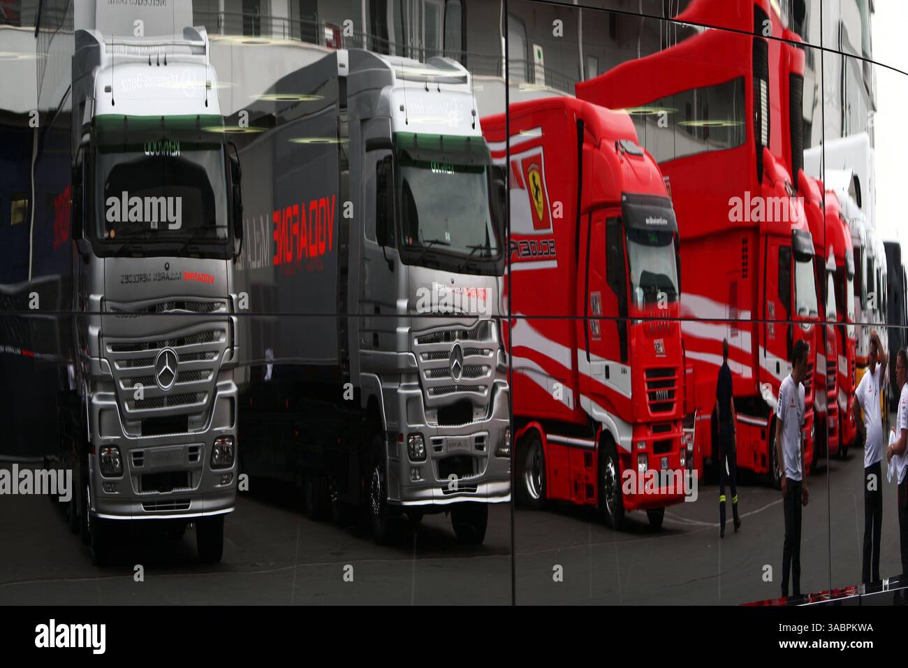 McLaren e Ferrari Trucks riflessi attraverso il camper McLaren...Campionato del mondo di Formula 1, Rd 10, Gran Premio d'Europa, preparativi, Nurburgring, Germania, giovedì 19 luglio 2007. (Immagine di credito: ©Sutton Motorsports/ZUMA Press) RESTRIZIONI: SOLO DIRITTI del Nord e del Sud America! Foto Stock