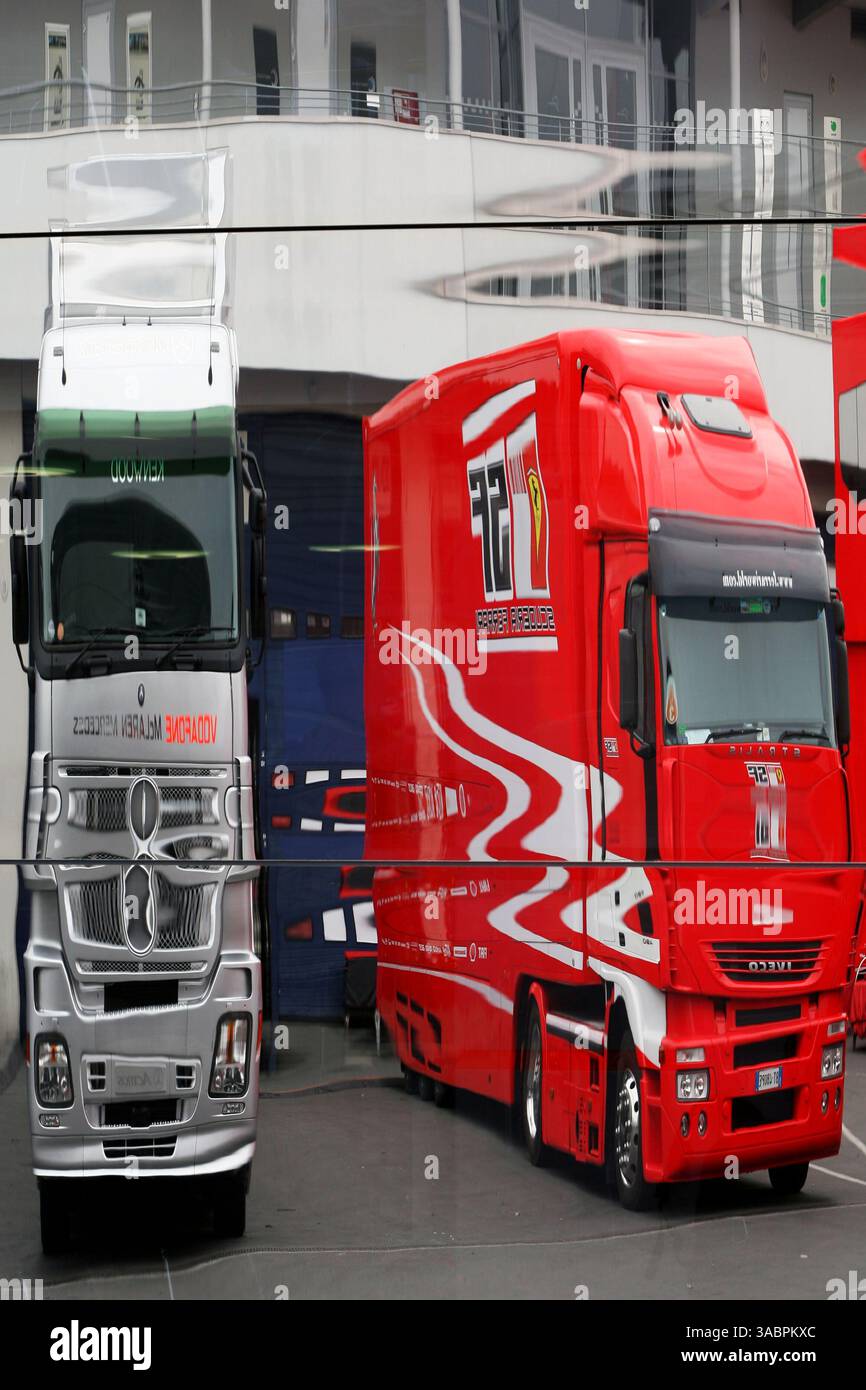 McLaren e Ferrari camion nel paddock...Campionato del mondo di Formula 1, Rd 10, Gran Premio d'Europa, preparativi, Nurburgring, Germania, giovedì 19 luglio 2007. (Immagine di credito: ©Sutton Motorsports/ZUMA Press) RESTRIZIONI: SOLO DIRITTI del Nord e del Sud America! Foto Stock