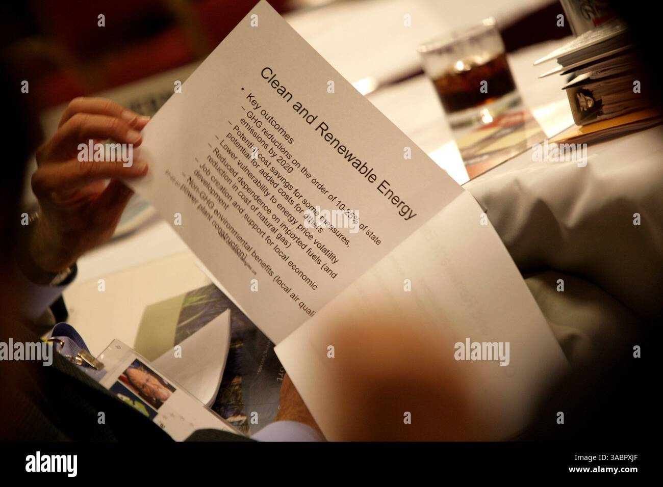 22 luglio 2007 - Detroit, mi, USA - Jon Corzine, Gov. New Jersey, guarda attraverso la letteratura alla riunione del Comitato risorse naturali durante le osservazioni di Stephen L. Johnson dell'EPA, durante la riunione annuale della National Governors Association 2007, 22 luglio 2007. (Immagine di credito: © Susan Tusa/Detroit Free Press/ZUMA Press) RESTRIZIONI: Tabloid vendite effettuate Foto Stock