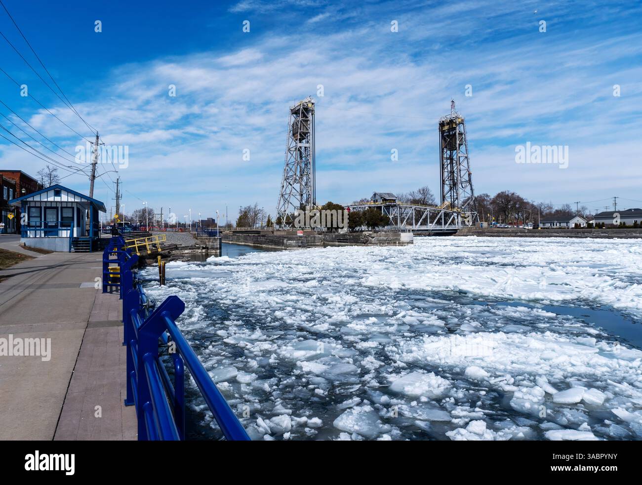 Il canale di Welland a Port Colborne è parzialmente ghiacciato con l'iconico Clarence Street Swing Bridge, noto anche come Bridge 21 e Welland Canal Bridge #21 Foto Stock
