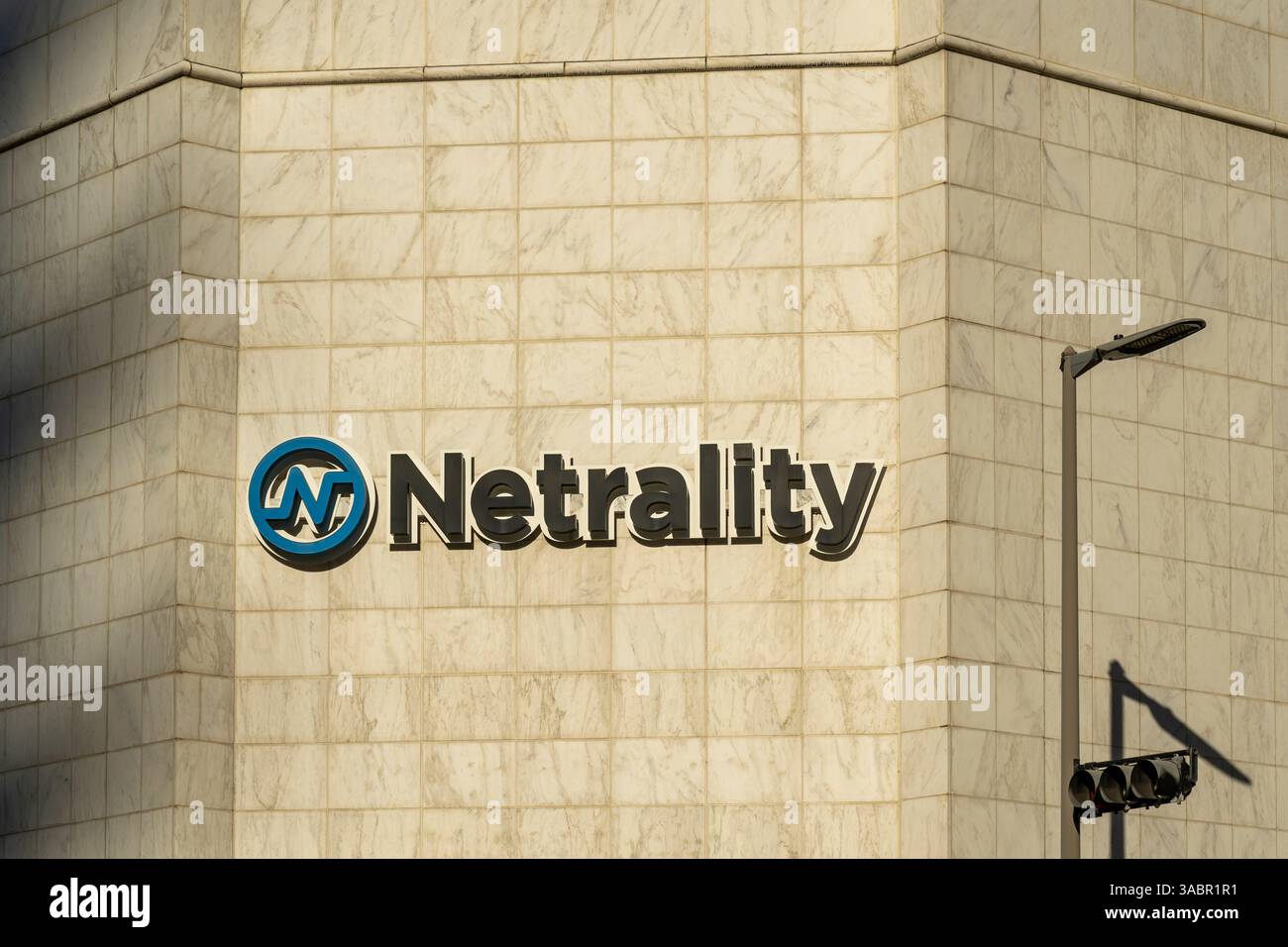 Houston, Texas, Stati Uniti d'America - 4 aprile 2024: Logo Netrality sull'edificio presso i Netrality Data Center Houston, Texas, Stati Uniti. Foto Stock