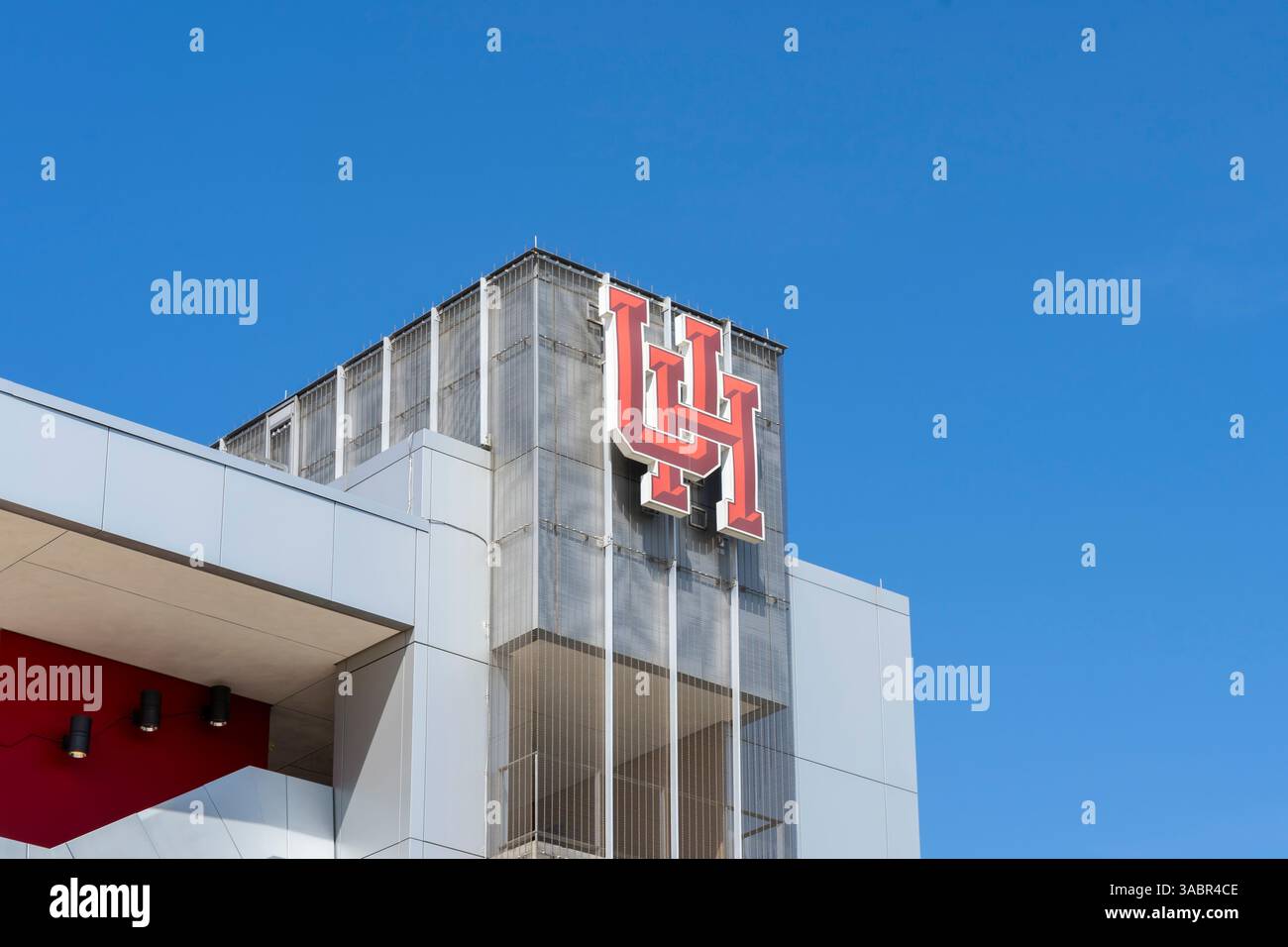 UH (University of Houston) logo sull'edificio del campus di Houston, Texas, USA. Foto Stock