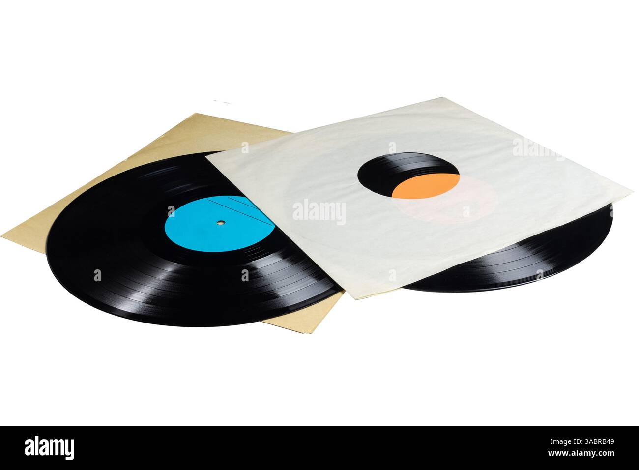Un set versatile di dischi in vinile vintage, con un singolo disco inserito a metà in una busta di carta, più dischi appoggiati su maniche o impilati su una Foto Stock