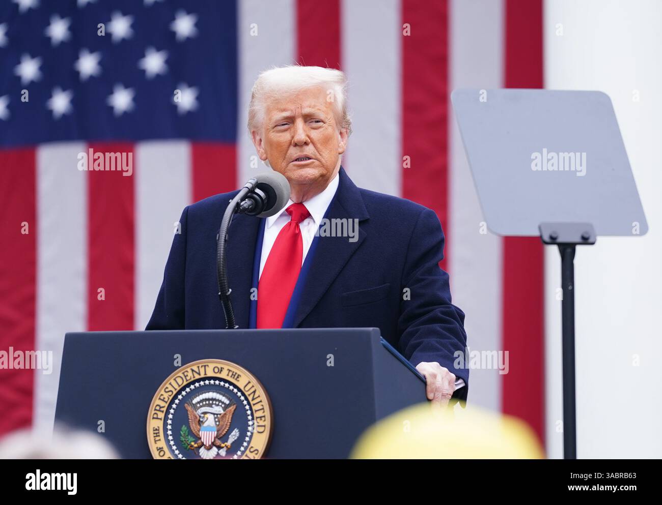 Washington, Stati Uniti. 2 aprile 2025. Il presidente Donald Trump annuncia le tariffe del "giorno della liberazione" su quasi tutti i partner commerciali statunitensi durante un evento "Make America Rich Again" tenutosi presso il Rose Garden della Casa Bianca a Washington DC mercoledì 2 aprile 2025. Le nuove tariffe sono uno sforzo per aumentare la produzione manifatturiera statunitense e per contrastare quelle che il presidente Trump chiama politiche commerciali sleali. Foto di Bonnie Cash/UPI credito: UPI/Alamy Live News Foto Stock