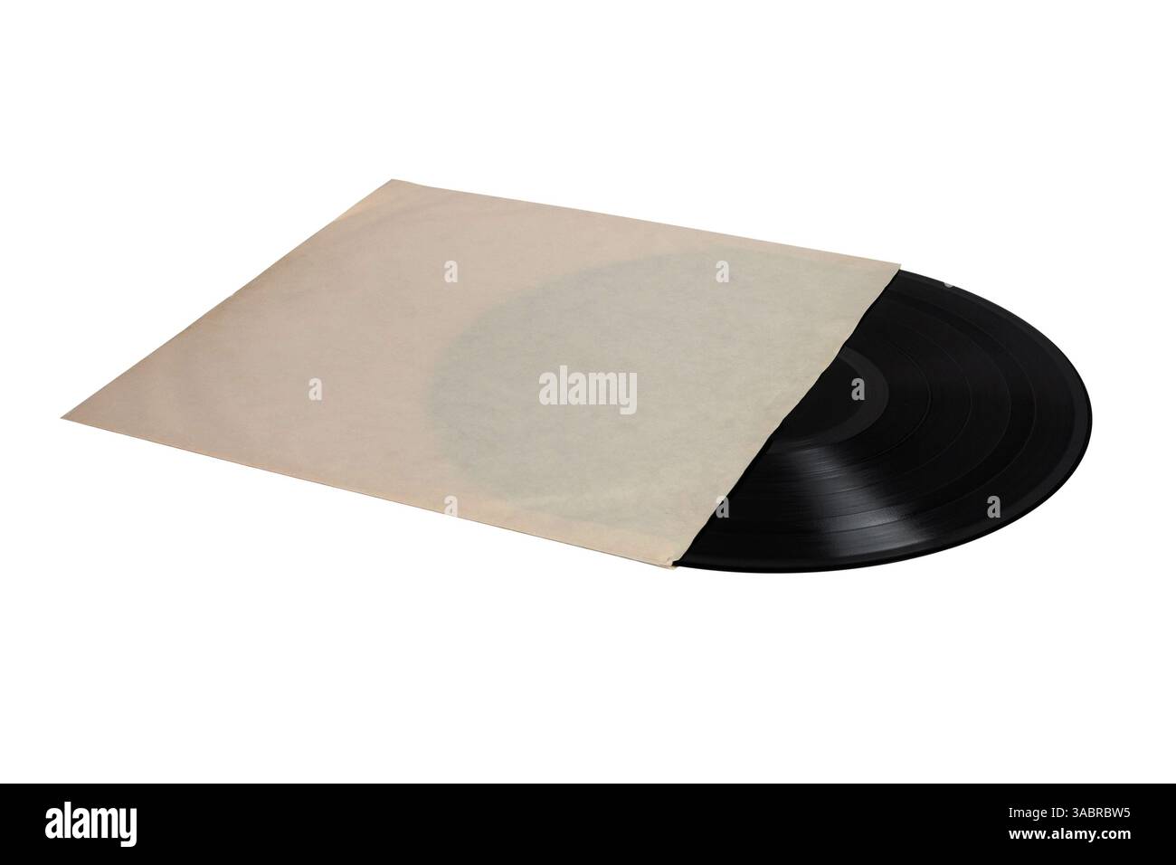 Una rappresentazione nostalgica di un disco in vinile vintage, parzialmente infilato in una busta di carta o accompagnato da maniche aggiuntive, isolato su un dorso bianco Foto Stock