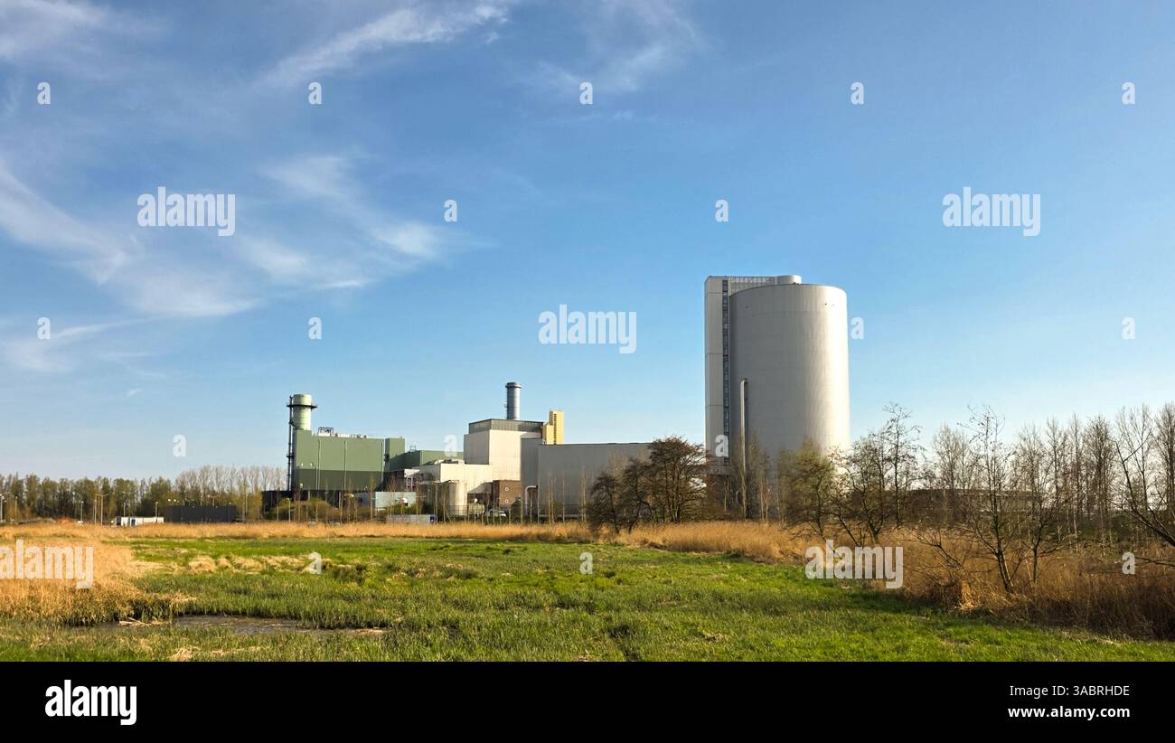 Torre di una fabbrica industriale in una giornata di sole - Immagine stock catturata con smartphone