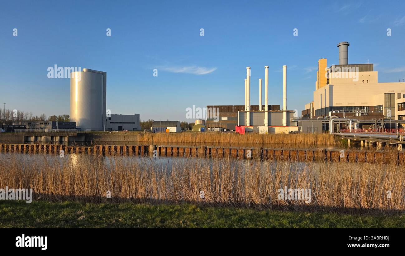Centrale elettrica a Ijburg, Amsterdam, in una giornata di sole - Immagine stock catturata con smartphone