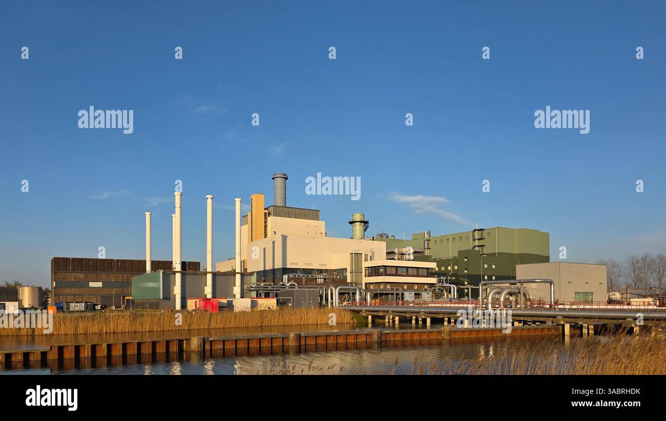 Centrale elettrica a gas in una giornata di sole - Immagine stock catturata con smartphone