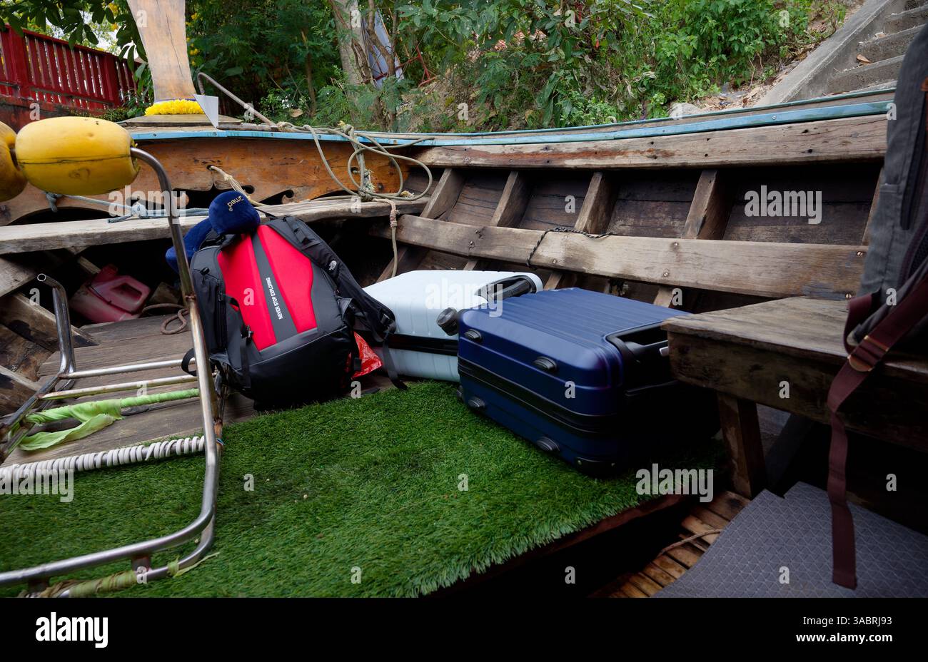 Valigie accoccolate nella pancia di legno di una barca a coda lunga Foto Stock