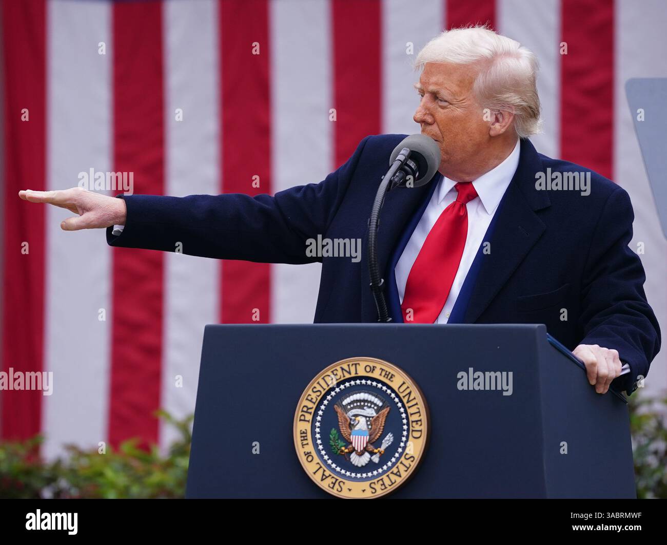 Washington, Stati Uniti. 2 aprile 2025. Il presidente Donald Trump annuncia le tariffe del "giorno della liberazione" su quasi tutti i partner commerciali statunitensi durante un evento "Make America Rich Again" tenutosi presso il Rose Garden della Casa Bianca a Washington DC mercoledì 2 aprile 2025. Le nuove tariffe sono uno sforzo per aumentare la produzione manifatturiera statunitense e per contrastare quelle che il presidente Trump chiama politiche commerciali sleali. Foto di Bonnie Cash/UPI credito: UPI/Alamy Live News Foto Stock