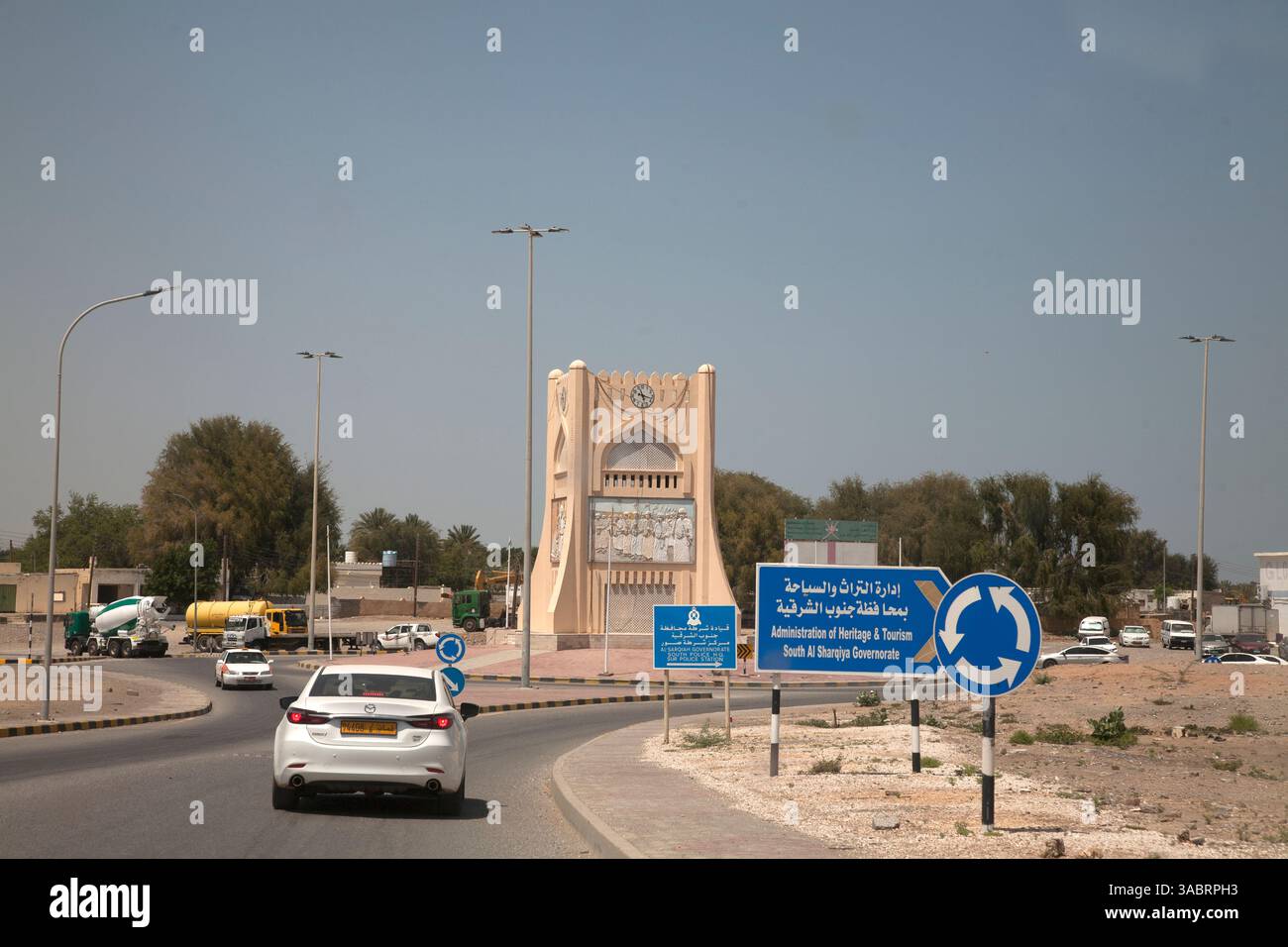 torre decorativa al centro della rotonda sur oman sultanato dell'oman Foto Stock