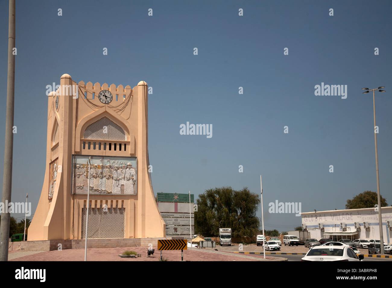 torre decorativa al centro della rotonda sur oman sultanato dell'oman Foto Stock