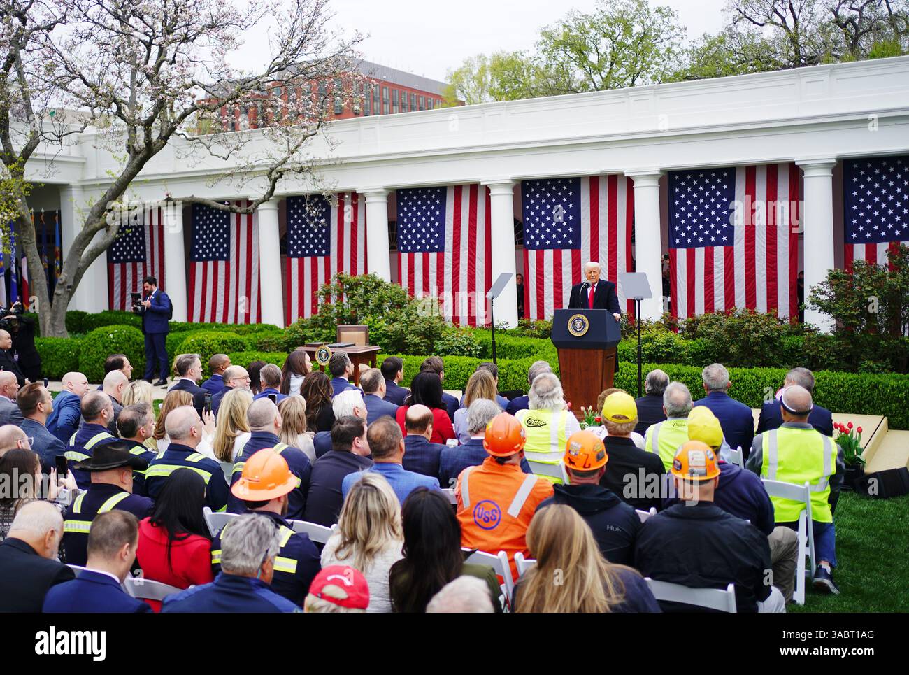Washington, Stati Uniti. 2 aprile 2025. Il presidente Donald Trump annuncia le tariffe del "giorno della liberazione" su quasi tutti i partner commerciali statunitensi durante un evento "Make America Rich Again" tenutosi presso il Rose Garden della Casa Bianca a Washington DC mercoledì 2 aprile 2025. Le nuove tariffe sono uno sforzo per aumentare la produzione manifatturiera statunitense e per contrastare quelle che il presidente Trump chiama politiche commerciali sleali. Foto di Bonnie Cash/UPI credito: UPI/Alamy Live News Foto Stock
