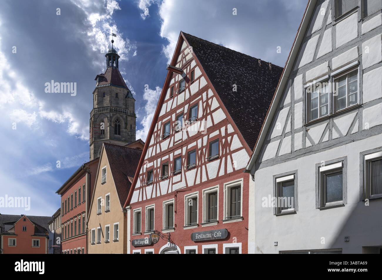 Casa storica gables e la torre della chiesa di Sant'Andrea, Weissenburg, Franconia media, Baviera, Germania, Europa Foto Stock