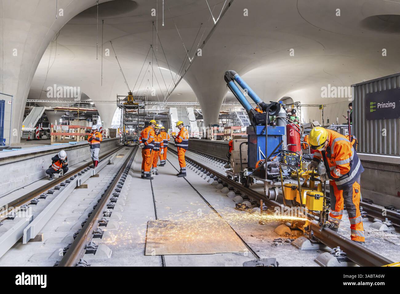 Le ultime rotaie vengono saldate alla nuova stazione principale. Tutti i binari sono ora in posizione tra Feuerbach e Wendlingen. Gli ultimi vuoti tra l'ar Foto Stock