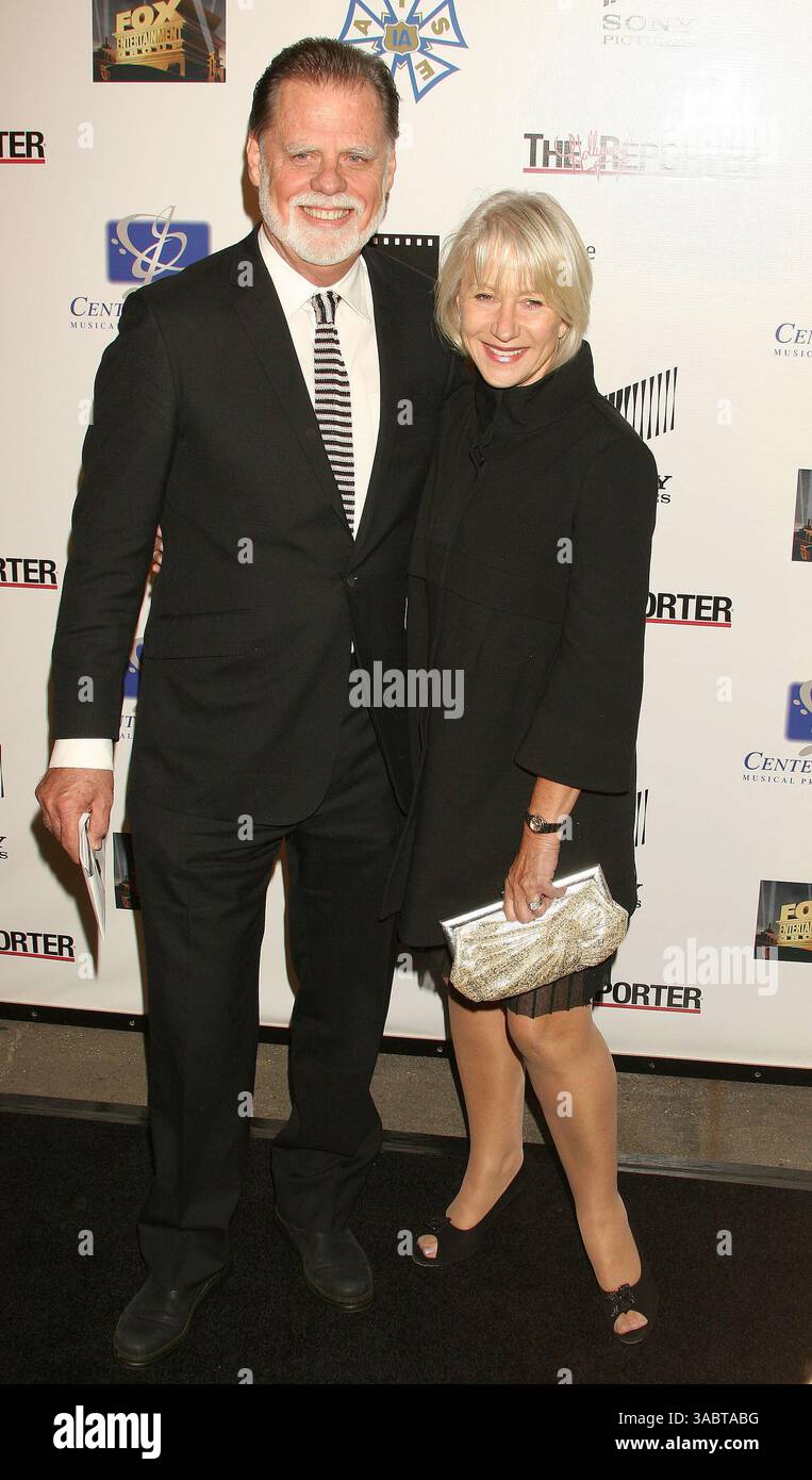 20 ottobre 2007; Hollywood, California, Stati Uniti; la produttrice TAYLOR HACKFORD e la moglie attrice HELEN MIRREN all'evento benefico " A fine Romance" per il Motion Picture and Television Fund tenuto presso i Sony Studios. credito obbligatorio: foto di Paul Fenton/ZUMA Press. (©) Copyright 2007 di Paul Fenton Foto Stock