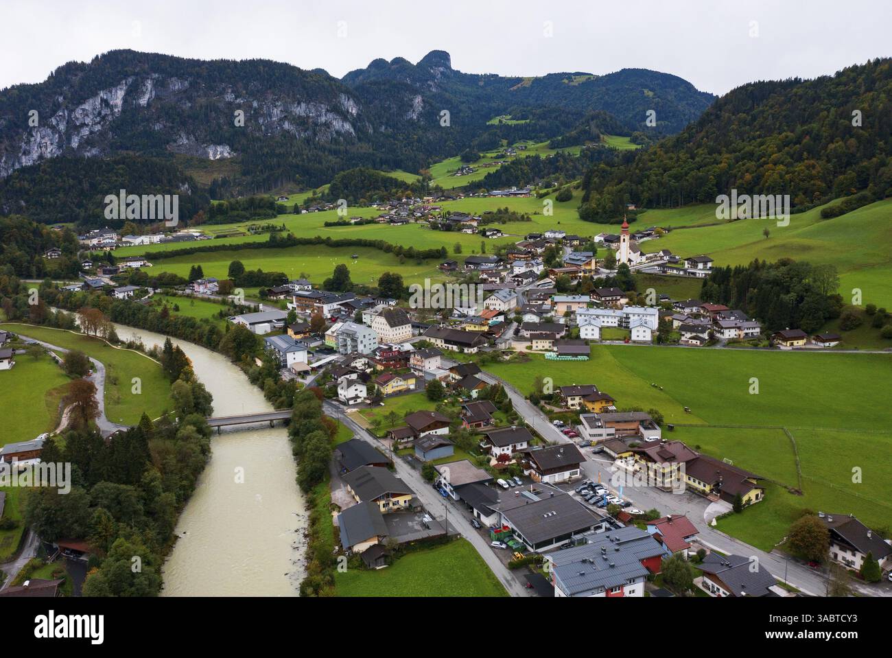Immagine drone, Saalach, edifici residenziali, vista del villaggio con chiesa parrocchiale, Unken, Pinzgau, provincia di Salisburgo, Austria, Europa Foto Stock