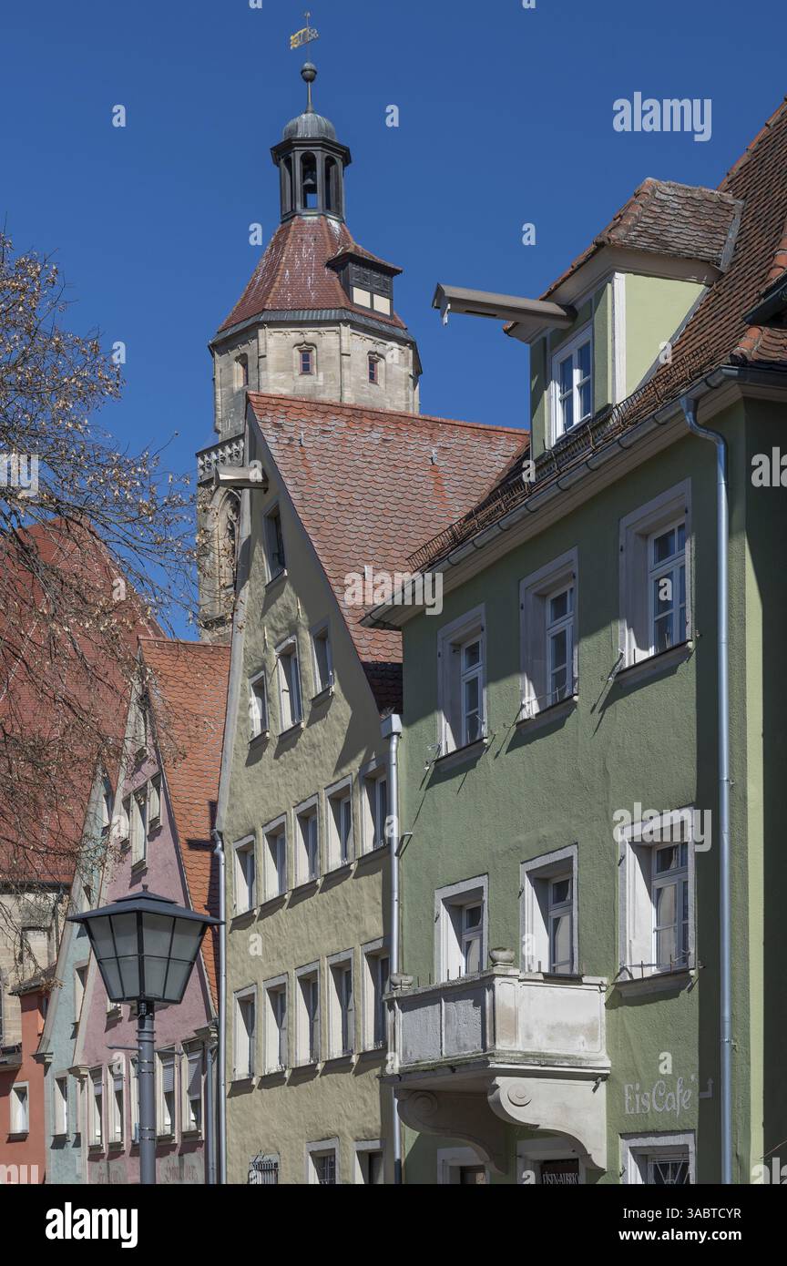 Casa storica gables e la torre della chiesa di Sant'Andrea, Weissenburg, Franconia media, Baviera, Germania, Europa Foto Stock