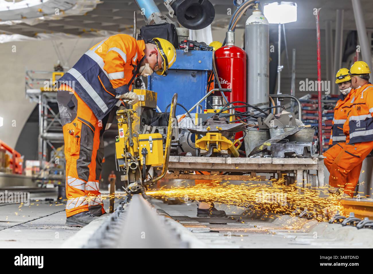 Le ultime rotaie vengono saldate alla nuova stazione principale. Tutti i binari sono ora in posizione tra Feuerbach e Wendlingen. Gli ultimi vuoti tra l'ar Foto Stock