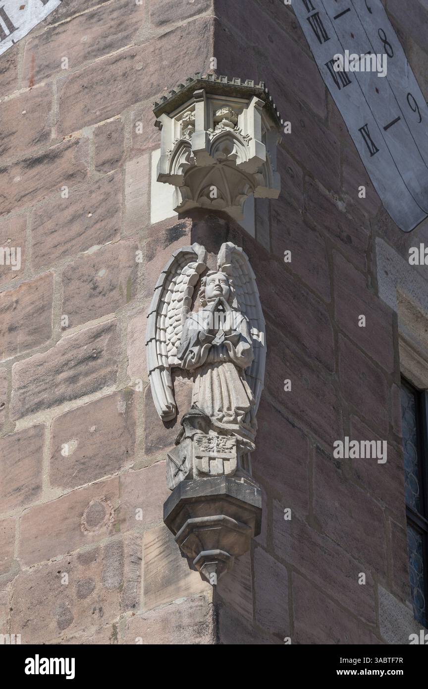 Figura di Angelo, una figura di casa sulla torre residenziale medievale, Nassauer Haus, Lorenz Platz, Norimberga, Franconia media, Baviera, Germania, Europa Foto Stock