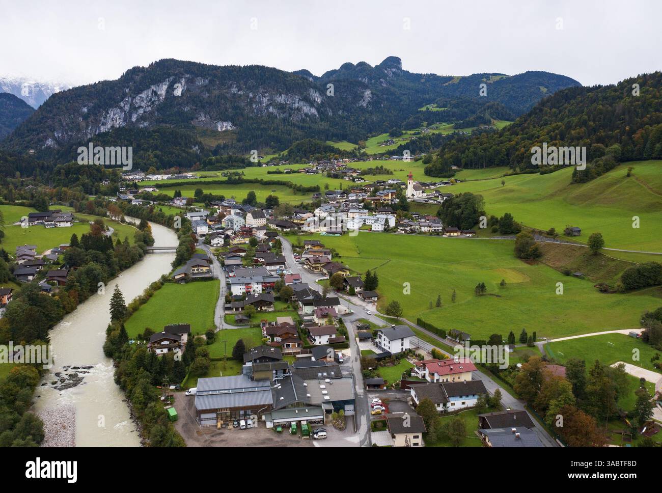 Immagine drone, Saalach, edifici residenziali, vista del villaggio con chiesa parrocchiale, Unken, Pinzgau, provincia di Salisburgo, Austria, Europa Foto Stock