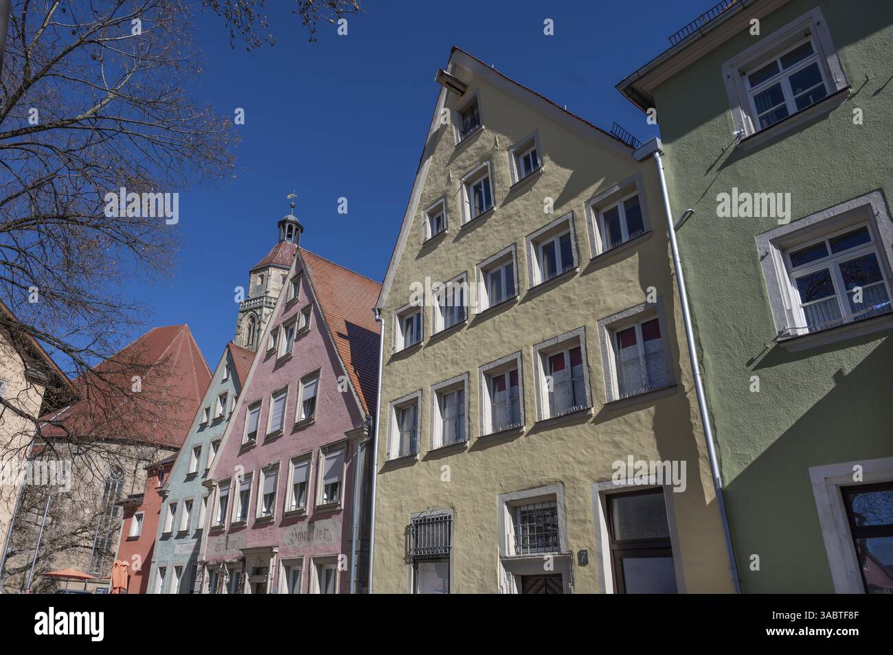 Casa storica gables e la torre della chiesa di Sant'Andrea, Weissenburg, Franconia media, Baviera, Germania, Europa Foto Stock