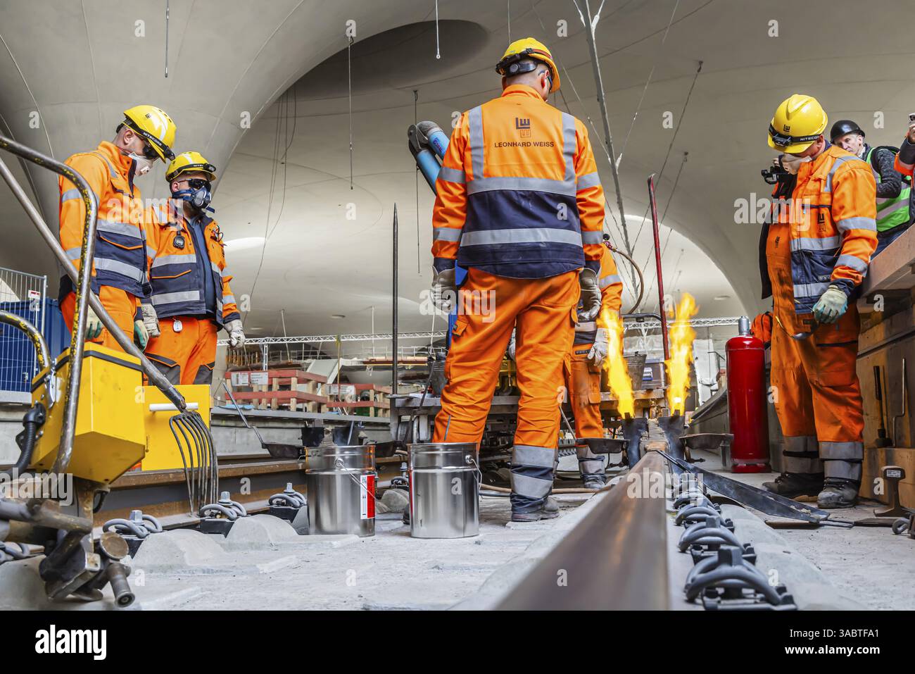 Le ultime rotaie vengono saldate alla nuova stazione principale. Tutti i binari sono ora in posizione tra Feuerbach e Wendlingen. Gli ultimi vuoti tra l'ar Foto Stock