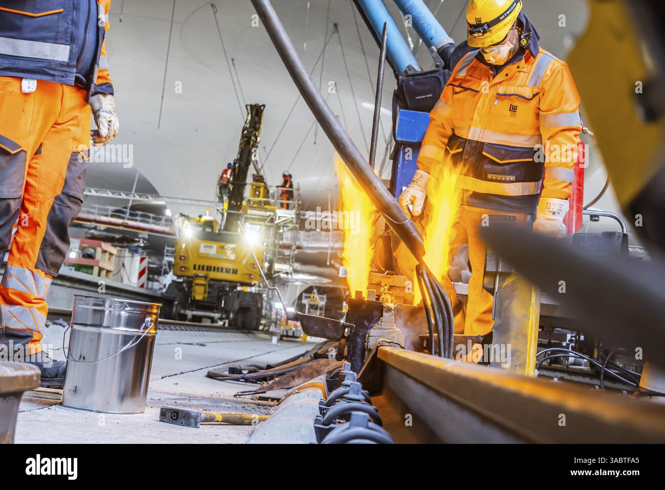 Le ultime rotaie vengono saldate alla nuova stazione principale. Tutti i binari sono ora in posizione tra Feuerbach e Wendlingen. Gli ultimi vuoti tra l'ar Foto Stock