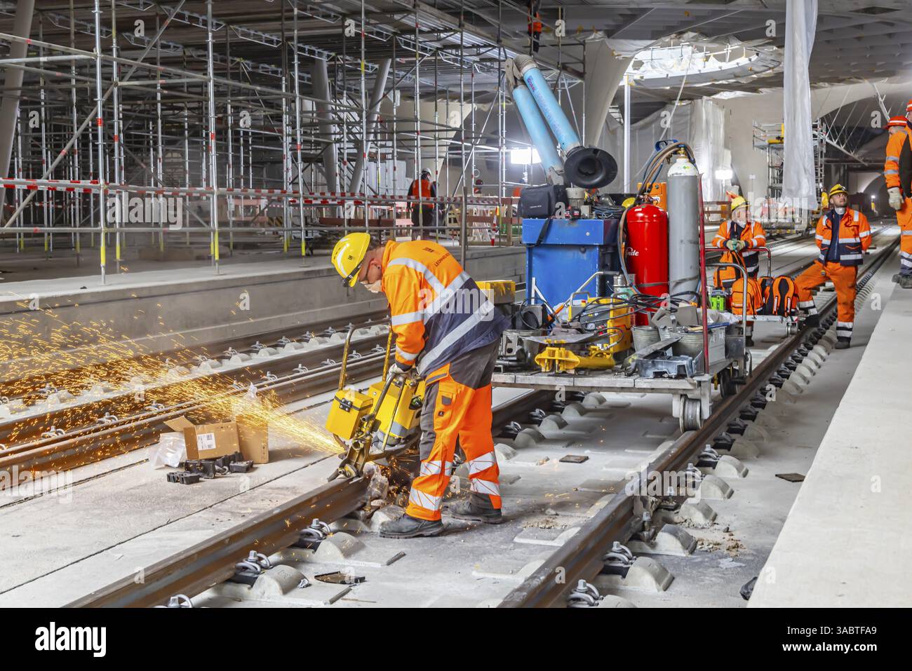 Le ultime rotaie vengono saldate alla nuova stazione principale. Tutti i binari sono ora in posizione tra Feuerbach e Wendlingen. Gli ultimi vuoti tra l'ar Foto Stock