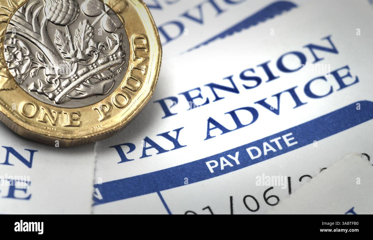 GLI AVVISI DI PAGAMENTO DELLE PENSIONI VANNO PAGATI CON UNA MONETA DA UNA STERLINA DI PENSIONI REDDITI PENSIONISTICI COSTO DELLA VITA ETC UK Foto Stock