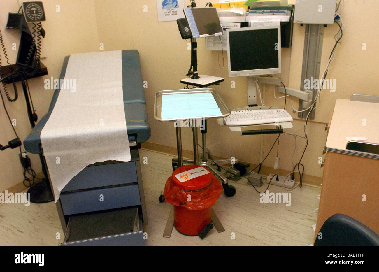 Dopo passati incidenti violenti al Centro, la sicurezza raccomanda che il fornitore di servizi sanitari non deve essere bloccato dalla porta, ma l'unico computer e area di lavoro blocca il fornitore di servizi sanitari dalla porta del Richmond Health Center martedì 23 ottobre 2007 a Richmond, California. Il Centro sanitario ha bisogno di lavoro e Lowe's vorrebbe trasferirsi nella terra su cui si trova il Centro sanitario. (Gregory Urquiaga/Contra Costa Times/ZUMA Press) Foto Stock