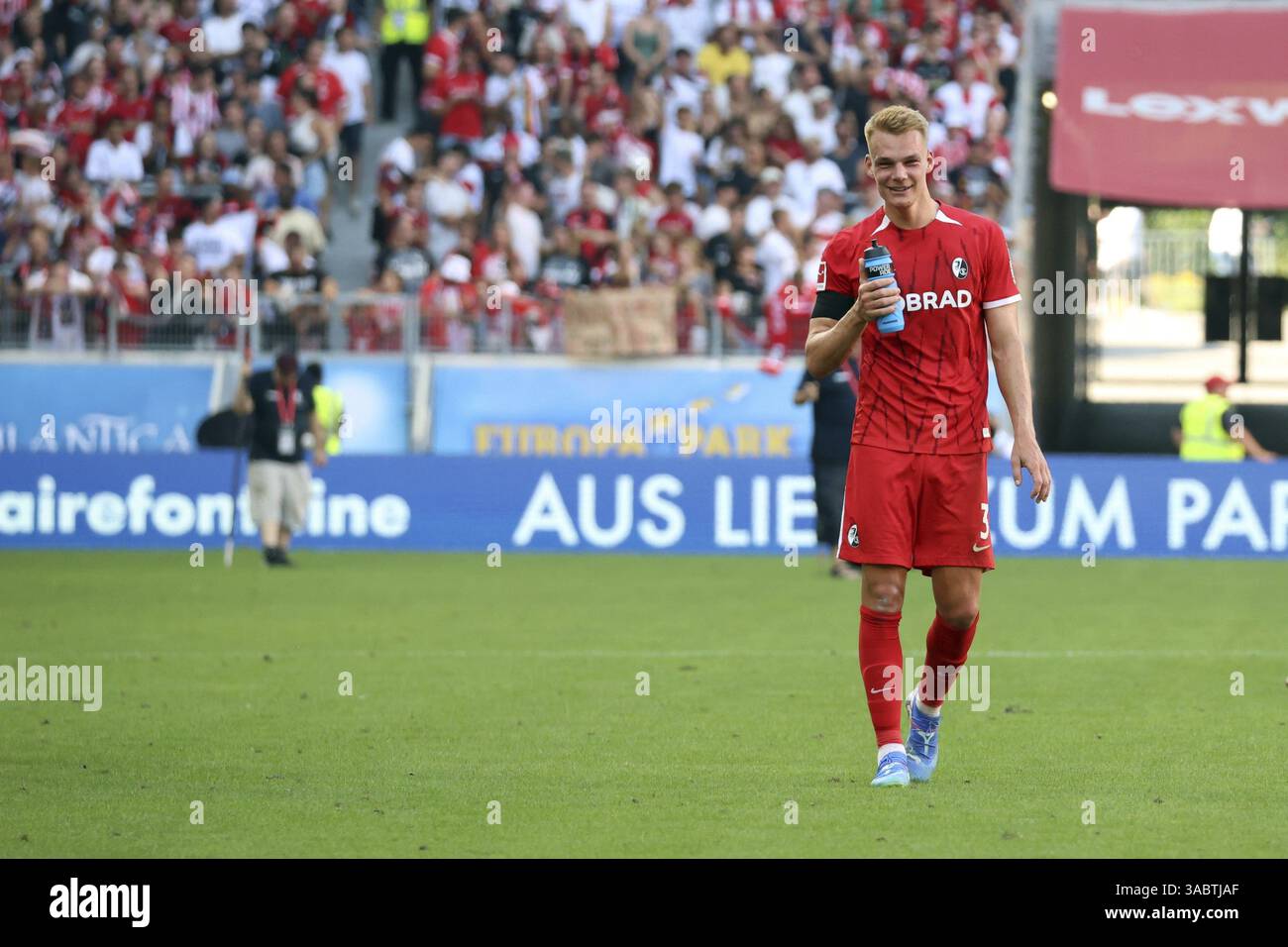 Philipp Lienhart (SC Freiburg) gode del momento dopo la vittoria di apertura nella 1a partita FBL: 24-25: 1st Sptg. SC Freiburg - VfB Stuttgart DFL REGULATORY Foto Stock