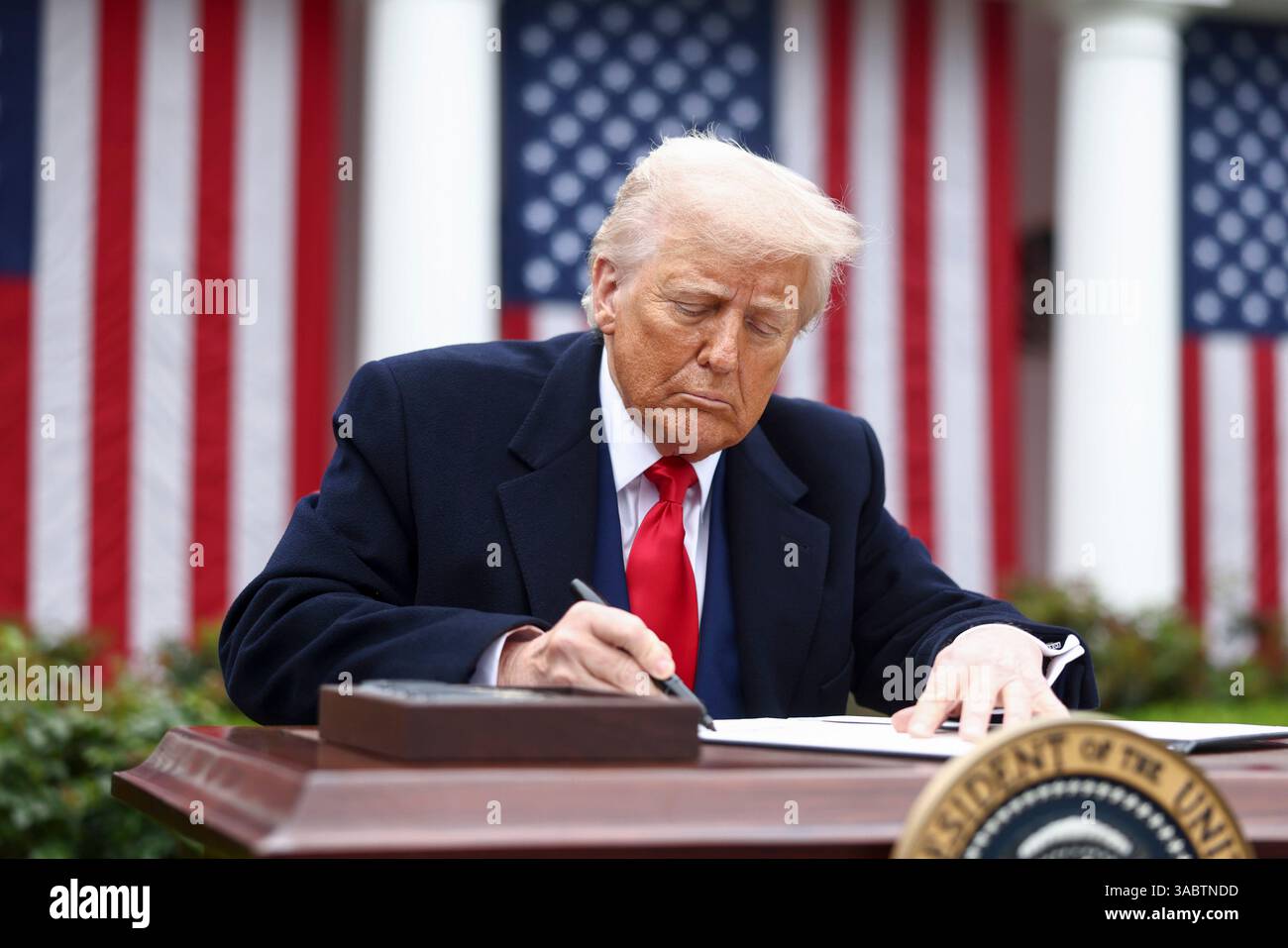 Washington, Stati Uniti. 2 aprile 2025. Il presidente Donald Trump firma un ordine esecutivo che attua nuove tariffe reciproche contro i partner commerciali statunitensi nel Rose Garden della Casa Bianca a Washington DC mercoledì 2 aprile 2025. Le nuove tariffe sono uno sforzo per aumentare la produzione manifatturiera statunitense e per contrastare quelle che il presidente Trump chiama politiche commerciali sleali. Foto di Jim lo Scalzo/UPI credito: UPI/Alamy Live News Foto Stock