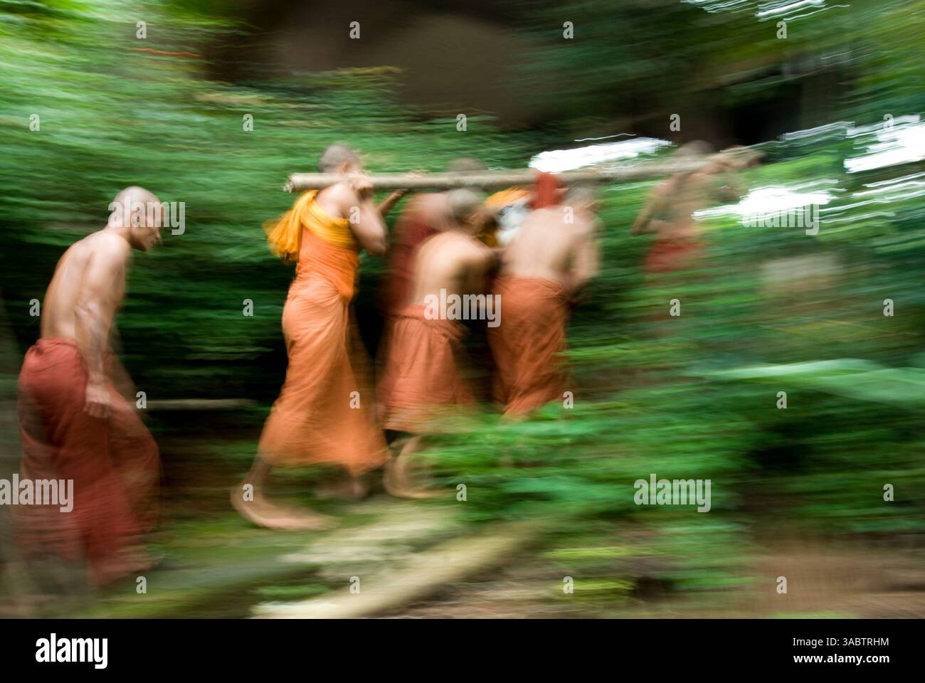28 ottobre 2007 - Kawthoung, Birmania - la vita com'è ora un mese dopo la violenza sulle strade della Birmania, conosciuta in Birmania come Unione del Myanmar, e la successiva rivolta nella città di confine di Kawthoung. Per molti versi Kawthoung è più fortunato della maggior parte delle città birmane. All'estremità meridionale della Birmania, al confine con Ranong in Thailandia, è isolato dalla maggior parte dei problemi politici che colpiscono direttamente Rangoon e altre grandi città. Non che Kaw Soung abbia i suoi problemi. Il consumo di droga, il contrabbando, la prostituzione e il traffico di esseri umani sono diffusi, ma sono anche più prosperi dal punto di vista economico rispetto agli interi birmani Foto Stock 28 ottobre 2007 - Kawthoung, Birmania - la vita com'è ora un mese dopo la violenza sulle strade della Birmania, conosciuta in Birmania come Unione del Myanmar, e la successiva rivolta nella città di confine di Kawthoung. Per molti versi Kawthoung è più fortunato della maggior parte delle città birmane. All'estremità meridionale della Birmania, al confine con Ranong in Thailandia, è isolato dalla maggior parte dei problemi politici che colpiscono direttamente Rangoon e altre grandi città. Non che Kaw Soung abbia i suoi problemi. Il consumo di droga, il contrabbando, la prostituzione e il traffico di esseri umani sono diffusi, ma sono anche più prosperi dal punto di vista economico rispetto agli interi birmani Foto Stock