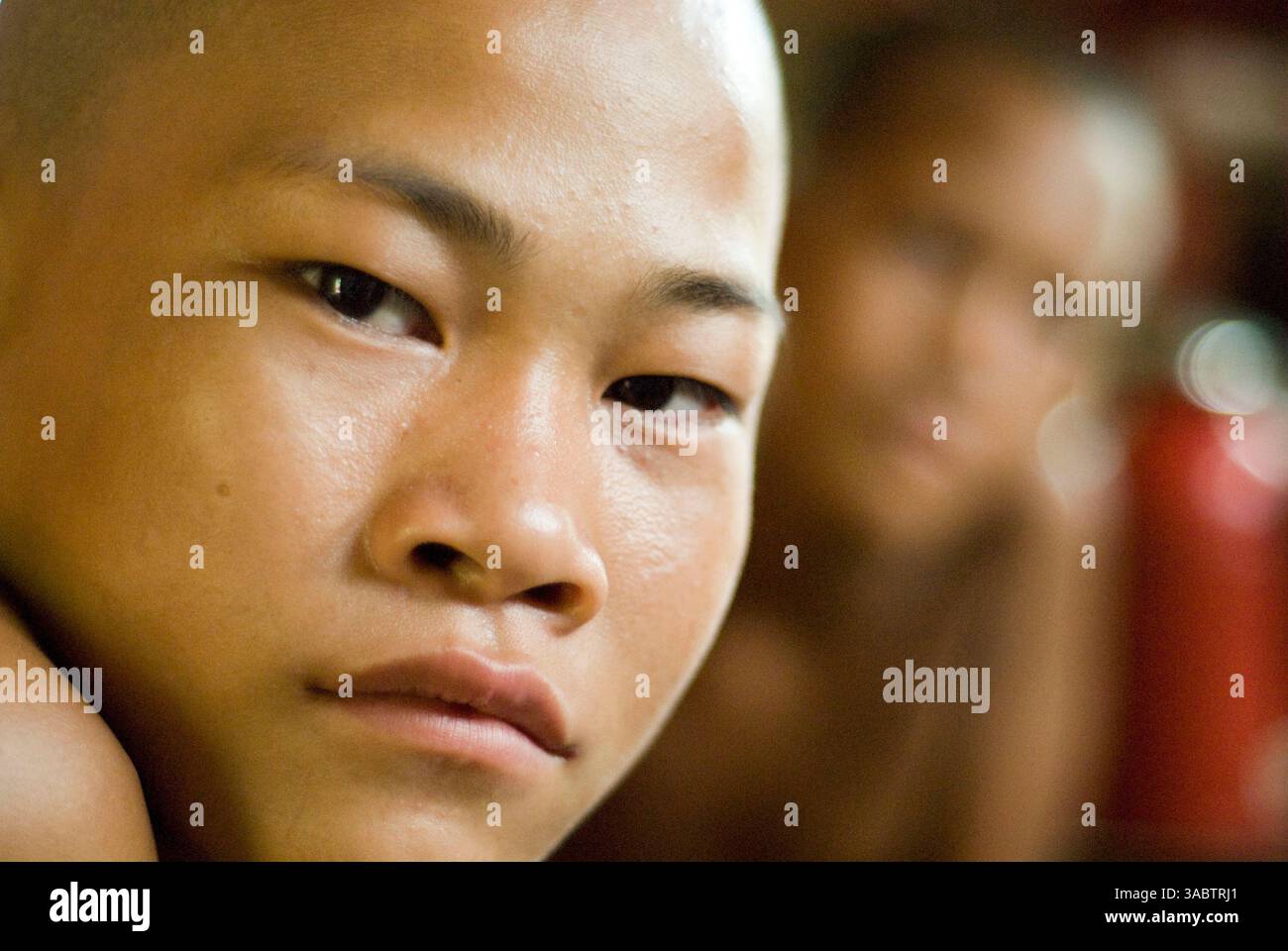 28 ottobre 2007 - Kawthoung, Birmania - la vita com'è ora un mese dopo la violenza sulle strade della Birmania, conosciuta in Birmania come Unione del Myanmar, e la successiva rivolta nella città di confine di Kawthoung. Per molti versi Kawthoung è più fortunato della maggior parte delle città birmane. All'estremità meridionale della Birmania, al confine con Ranong in Thailandia, è isolato dalla maggior parte dei problemi politici che colpiscono direttamente Rangoon e altre grandi città. Non che Kaw Soung abbia i suoi problemi. Il consumo di droga, il contrabbando, la prostituzione e il traffico di esseri umani sono diffusi, ma sono anche più prosperi dal punto di vista economico rispetto agli interi birmani Foto Stock 28 ottobre 2007 - Kawthoung, Birmania - la vita com'è ora un mese dopo la violenza sulle strade della Birmania, conosciuta in Birmania come Unione del Myanmar, e la successiva rivolta nella città di confine di Kawthoung. Per molti versi Kawthoung è più fortunato della maggior parte delle città birmane. All'estremità meridionale della Birmania, al confine con Ranong in Thailandia, è isolato dalla maggior parte dei problemi politici che colpiscono direttamente Rangoon e altre grandi città. Non che Kaw Soung abbia i suoi problemi. Il consumo di droga, il contrabbando, la prostituzione e il traffico di esseri umani sono diffusi, ma sono anche più prosperi dal punto di vista economico rispetto agli interi birmani Foto Stock