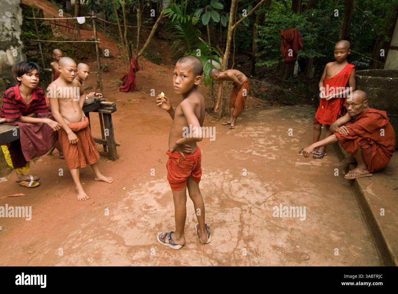 28 ottobre 2007 - Kawthoung, Birmania - la vita com'è ora un mese dopo la violenza sulle strade della Birmania, conosciuta in Birmania come Unione del Myanmar, e la successiva rivolta nella città di confine di Kawthoung. Per molti versi Kawthoung è più fortunato della maggior parte delle città birmane. All'estremità meridionale della Birmania, al confine con Ranong in Thailandia, è isolato dalla maggior parte dei problemi politici che colpiscono direttamente Rangoon e altre grandi città. Non che Kaw Soung abbia i suoi problemi. Il consumo di droga, il contrabbando, la prostituzione e il traffico di esseri umani sono diffusi, ma sono anche più prosperi dal punto di vista economico rispetto agli interi birmani Foto Stock 28 ottobre 2007 - Kawthoung, Birmania - la vita com'è ora un mese dopo la violenza sulle strade della Birmania, conosciuta in Birmania come Unione del Myanmar, e la successiva rivolta nella città di confine di Kawthoung. Per molti versi Kawthoung è più fortunato della maggior parte delle città birmane. All'estremità meridionale della Birmania, al confine con Ranong in Thailandia, è isolato dalla maggior parte dei problemi politici che colpiscono direttamente Rangoon e altre grandi città. Non che Kaw Soung abbia i suoi problemi. Il consumo di droga, il contrabbando, la prostituzione e il traffico di esseri umani sono diffusi, ma sono anche più prosperi dal punto di vista economico rispetto agli interi birmani Foto Stock