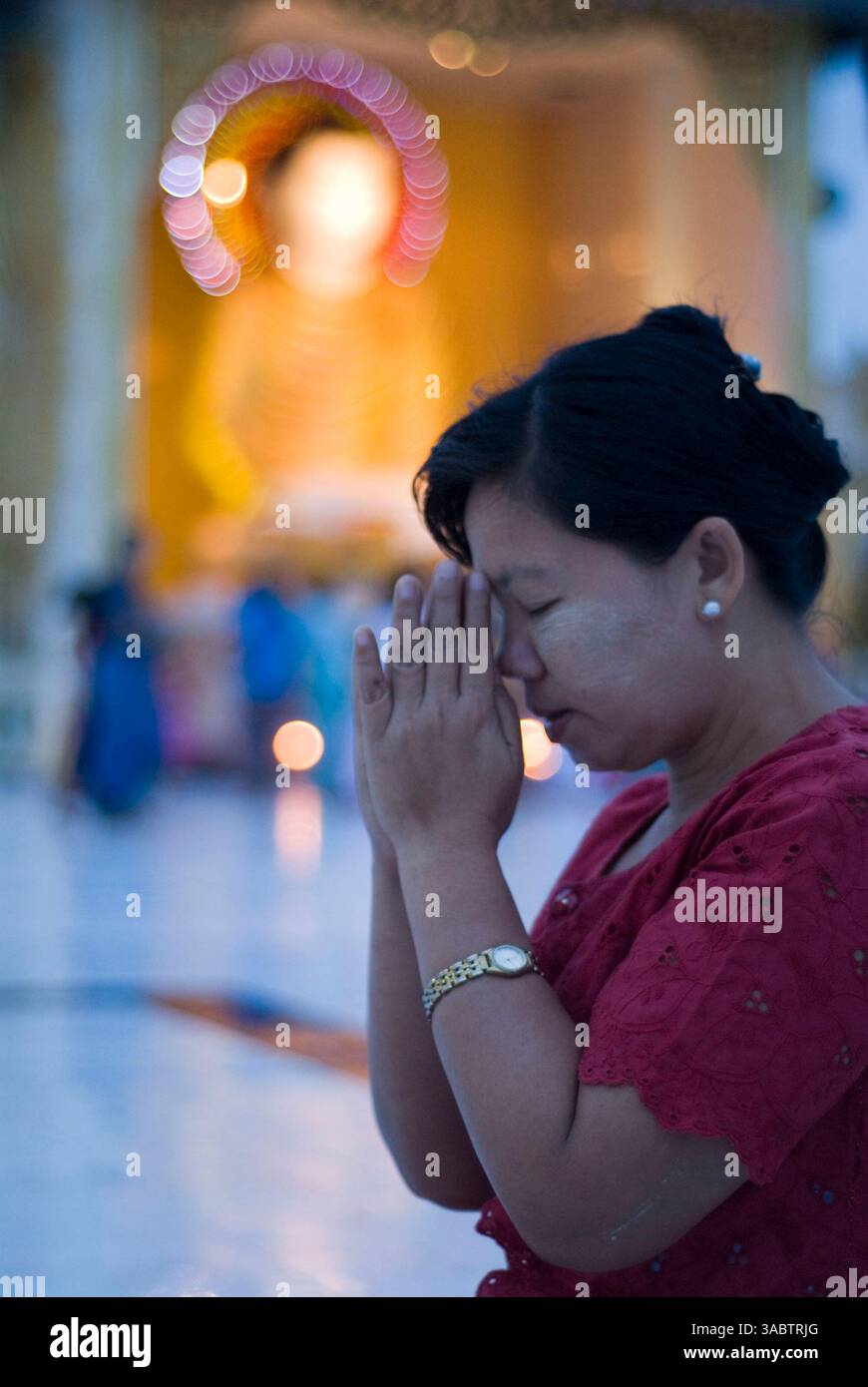 28 ottobre 2007 - Kawthoung, Birmania - la vita com'è ora un mese dopo la violenza sulle strade della Birmania, conosciuta in Birmania come Unione del Myanmar, e la successiva rivolta nella città di confine di Kawthoung. Per molti versi Kawthoung è più fortunato della maggior parte delle città birmane. All'estremità meridionale della Birmania, al confine con Ranong in Thailandia, è isolato dalla maggior parte dei problemi politici che colpiscono direttamente Rangoon e altre grandi città. Non che Kaw Soung abbia i suoi problemi. Il consumo di droga, il contrabbando, la prostituzione e il traffico di esseri umani sono diffusi, ma sono anche più prosperi dal punto di vista economico rispetto agli interi birmani Foto Stock 28 ottobre 2007 - Kawthoung, Birmania - la vita com'è ora un mese dopo la violenza sulle strade della Birmania, conosciuta in Birmania come Unione del Myanmar, e la successiva rivolta nella città di confine di Kawthoung. Per molti versi Kawthoung è più fortunato della maggior parte delle città birmane. All'estremità meridionale della Birmania, al confine con Ranong in Thailandia, è isolato dalla maggior parte dei problemi politici che colpiscono direttamente Rangoon e altre grandi città. Non che Kaw Soung abbia i suoi problemi. Il consumo di droga, il contrabbando, la prostituzione e il traffico di esseri umani sono diffusi, ma sono anche più prosperi dal punto di vista economico rispetto agli interi birmani Foto Stock