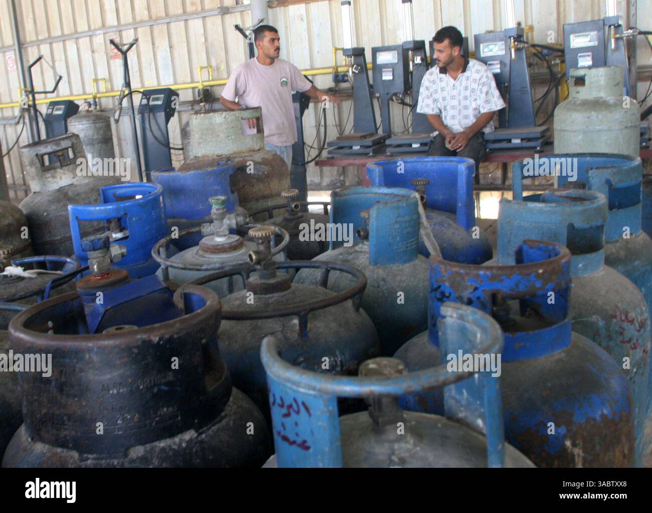 30 ottobre 2007 - Gaza City, Striscia di Gaza - i lavoratori palestinesi riempiono le bombole di gas in un deposito nella città di Gaza lunedì 30 ottobre 2007. I gruppi per i diritti umani hanno contestato la riduzione delle forniture di carburante a Gaza da parte di Israele e la sua intenzione di ridurre l'elettricità, e i palestinesi hanno avvertito che le misure potrebbero portare a una crisi umanitaria. (Immagine di credito: © Fady Adwan/ZUMA Press) Foto Stock