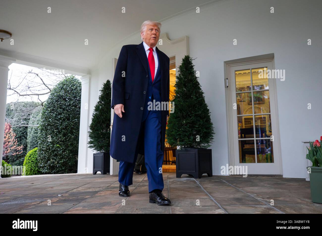 Washington, Stati Uniti. 2 aprile 2025. Il presidente Donald Trump arriva per annunciare nuove tariffe reciproche contro i partner commerciali statunitensi alla Casa Bianca di Washington DC mercoledì 2 aprile 2025. Le nuove tariffe sono uno sforzo per aumentare la produzione manifatturiera statunitense e per contrastare quelle che il presidente Trump chiama politiche commerciali sleali. Foto di Jim lo Scalzo/UPI credito: UPI/Alamy Live News Foto Stock