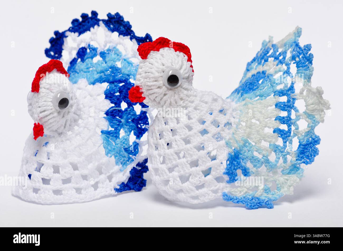 Crochet bianco e blu due polli, decorazione a mano pasquale Foto Stock
